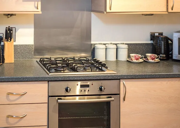 Elegant 2 Bedroom City Centre Apartment - Free Parking - Private Balcony
