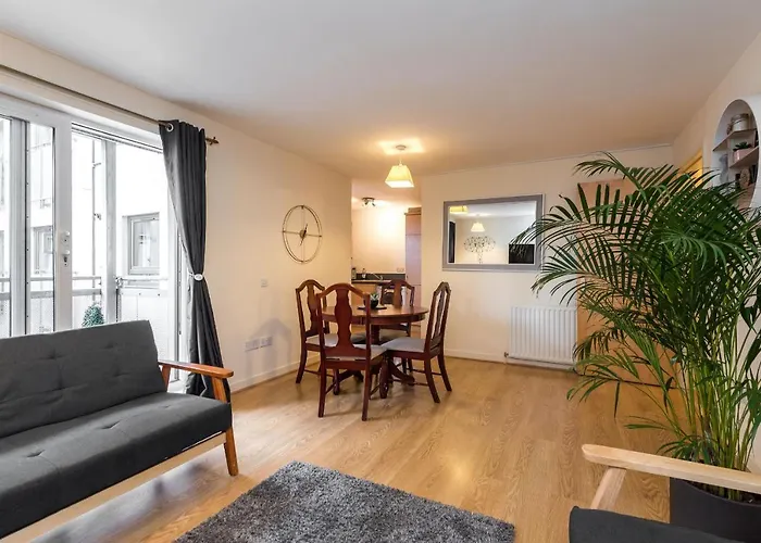 Elegant 2 Bedroom City Centre Apartment - Free Parking - Private Balcony