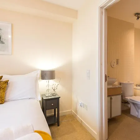 Elegant 2 Bedroom City Centre Apartment - Free Parking - Private Balcony Edinburgh Exterior foto