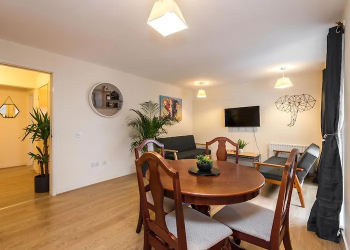 Elegant 2 Bedroom City Centre Apartment - Free Parking - Private Balcony